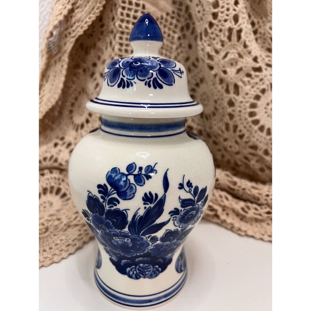 Vintage Delft Blue Handwerk flora keramiek #430 covered ginger jar from Woldring